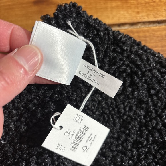 J. Crew Scarf Adult Black Sherpa Pull Through Thick 55"x10" NEW - Picture 4 of 6